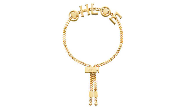 <strong>＜“Chloé MESSAGES” ジュエリー</strong><br /> ブレスレット　3万4000円（税抜） <br /> <br />  “Chloé MESSAGES”は、アルファベットレターでメッセージを綴った、遊び心溢れる ジュエリーの新作コレクション。チェーンの上に均等に並ぶ小さなアルファベットが愛らしく フェミニンなネックレスとブレスレットには、それぞれ<LOVE><HAPPY><XOXO>の3つのメッセージが登場。