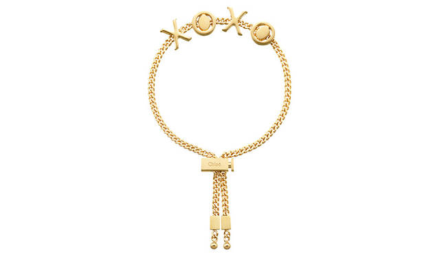 <strong>＜“Chloé MESSAGES” ジュエリー</strong><br /> ブレスレット　3万4000円（税抜） <br /> <br />  “Chloé MESSAGES”は、アルファベットレターでメッセージを綴った、遊び心溢れる ジュエリーの新作コレクション。チェーンの上に均等に並ぶ小さなアルファベットが愛らしく フェミニンなネックレスとブレスレットには、それぞれ<LOVE><HAPPY><XOXO>の3つのメッセージが登場。