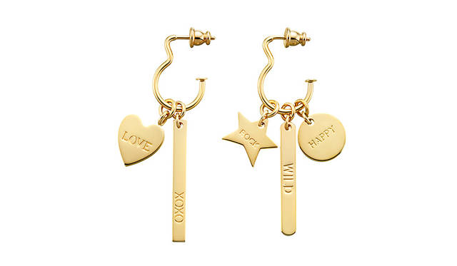 <strong>＜“Chloé MESSAGES” ジュエリー</strong><br /> イヤリング　3万4000円（税抜） <br /> <br />  異なる形の5つのチャームから成るイヤリングは、チャームを左右に好きな組み合わせでフックに セットし、着用が可能。ハートや丸、星といった形の楽しさ溢れるチャームには、 それぞれ<LOVE><Rock><WILD><XOXO>のメッセージが刻印されている。
