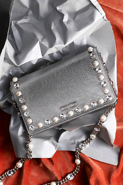 クラッチバッグ<br>16万5000円（税抜／予定価格）