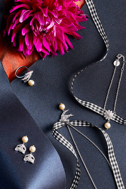 ⑨シルバージュエリー（左上より時計まわり）A.ツバメ リング <br> 2万7000円（税抜／予定価格）<br> B.フラワーブレスレット<br> 3万3000円（税抜／予定価格）<br> C.ツバメ ネックレス<br> 3万8000円（税抜／予定価格）<br> D.ネコ ピアス <br> 3万3000円（税抜／予定価格）