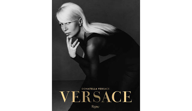 <strong>写真集『VERSACE』</strong><br /> ドナテラ・ヴェルサーチ、マリア・ルイーザ・フリーザ、ステファノ・トンキ著<br /> ティム・ブランクス、イングリッド・シシーその他により寄稿<br /> ハードカーバー<br /> サイズ｜10.5” x 13.5” 336 ページ 250色＆白黒の写真<br /> 出版社｜Rizzoli New York <br /> 発売日｜12月1日（木）<br />© VERSACE by Donatella Versace with Maria Luisa Frisa and Stefano Tonchi, Rizzoli New York, 2016.