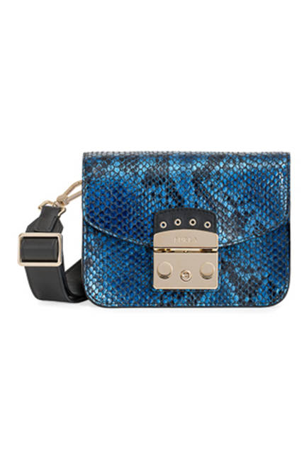 <strong>METROPOLIS</strong><br /> W16.5 x H12 x D8cm <br /> 素材｜パイソン型押しレザー<br /> 価格｜4万8000円(税抜) 