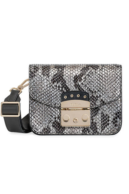 <strong>METROPOLIS</strong><br /> W16.5 x H12 x D8cm <br /> 素材｜パイソン型押しレザー<br /> 価格｜4万8000円(税抜) 