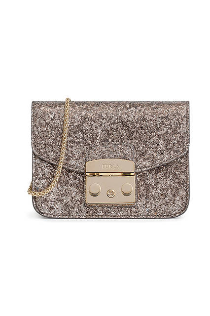 <strong>METROPOLIS</strong><br /> W16.5 x H12 x D8cm <br /> 素材｜グリッターレザー<br /> 価格｜4万4000円(税抜) 