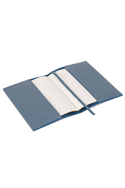 <strong>Book cover </strong><br /> W23.5 x H15.5cm<br /> 素材｜カーフレザー <br /> 価格｜1万6000円(税抜) 