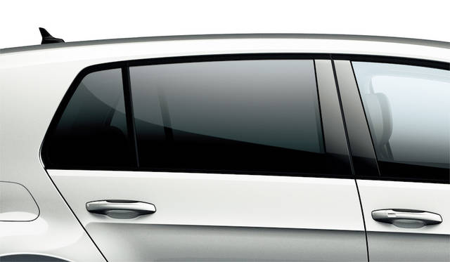 ゴルフ コネクトに標準装備のダークティンテッドガラス（リヤリヤ左右、UVカット機能付）