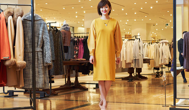 ドレス BARNEYS NEW YORK（バーニーズ　ニューヨーク）2万5000円（税別）、パンプスBARNEYS NEW YORK（バーニーズ　ニューヨーク）2万9000円（税別）、ネックレス LULU FROST（ルル フロスト）4万6000円（税別）、ブレスレット FALLON（ファロン）3万7000円（税別）