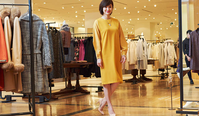 ドレス BARNEYS NEW YORK（バーニーズ　ニューヨーク）2万5000円（税別）、パンプスBARNEYS NEW YORK（バーニーズ　ニューヨーク）2万9000円（税別）、ネックレス LULU FROST（ルル フロスト）4万6000円（税別）、ブレスレット FALLON（ファロン）3万7000円（税別）