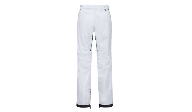 <strong>Men’sウェア</strong><br /> ジャケット「HORN（ホーン）」｜34万6000円（税別）<br /> パンツ｜11万2000円（税別）<br /> ※一部仕様変更あり