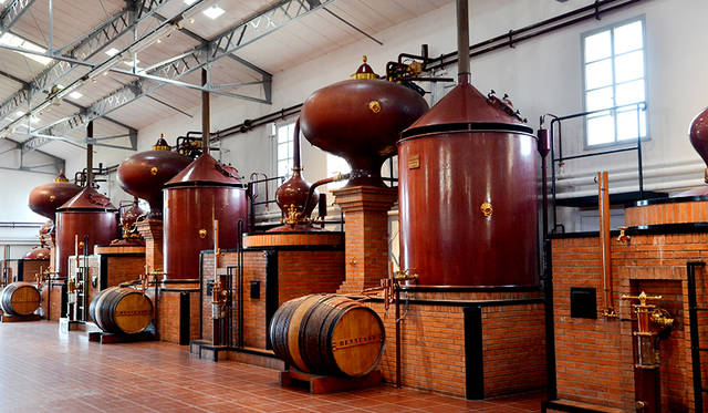 16世紀から変わらぬ二段階蒸留法により、ブドウやワインの自然でもっとも素晴らしいアロマを抽出