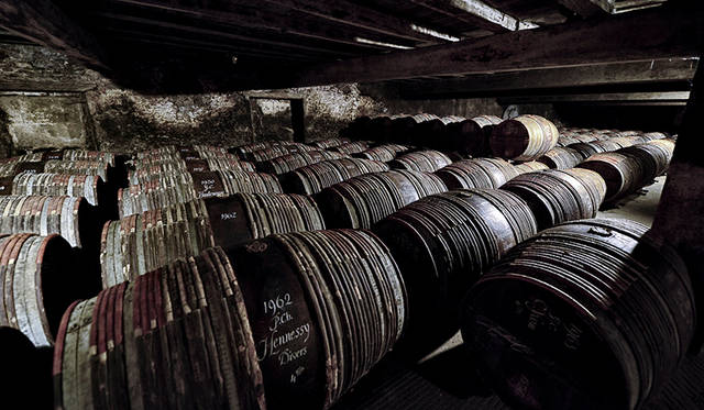 厳選されたオー・ド・ヴィー（原酒）は、フレンチオーク樽で長い年月をかけて熟成される。