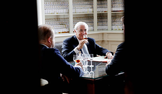 1800年、エミール・フィリュー氏がヘネシーのマスターブレンダーに就任以来、フィリュー家がブレンディングの技を相伝。写真は7代目にあたるヤン・フィリュー氏。
