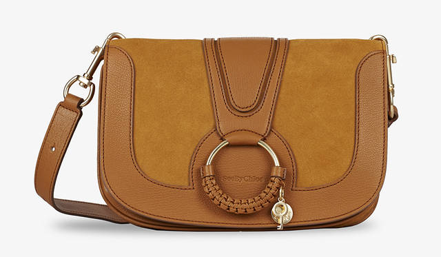 <strong>HANA</strong><br />ミディアム <br /> サイズ｜H20.5 × W26 × D7<br /> 素材｜ゴートスキン×カウハイドスエード<br /> 価格｜5万6000円（税抜）<br />