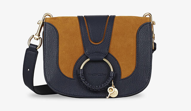 <strong>HANA</strong><br /> スモール<br /> サイズ｜H18.5 × W22 × D7<br /> 素材｜ゴートスキン×カウハイドスエード<br /> 価格｜5万3000円（税抜）