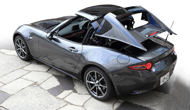 ルーフが格納されるときは後ろのクォーター部分が持ち上がる