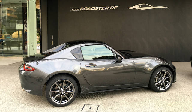 電動格納部分のルーフトップは3つのパートで構成されている