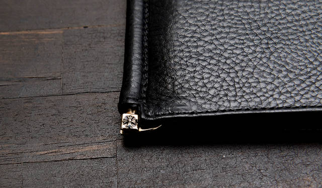 マネークリップタイプのウォレット 19万8000円（税別）