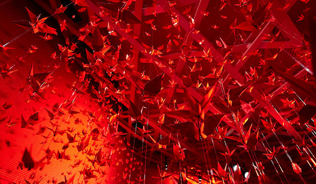 天井から吊るされた180羽の折り鶴 