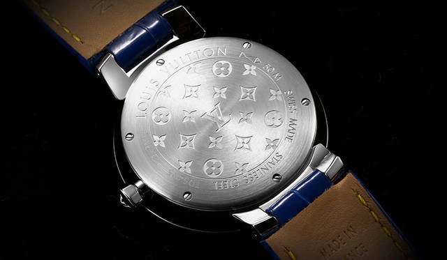 <strong>タンブール モノグラム カラーブロッサム</strong><br /> ムーブメント｜クオーツ<br /> ケース素材｜ステンレススチール<br /> ケース径、ケース厚｜33mm、8.65mm<br /> ケースバック｜モノグラムの刻印<br /> ストラップ｜シャイニーアリゲーターストラップ<br /> 価格｜119万6000円（税別）