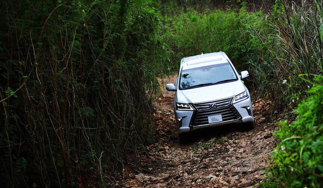 LEXUS LX570で挑むオフロードサファリ