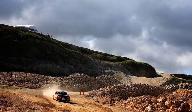 「ダートトラック」は、ミューが低く滑りやすい砂利路面のコースを、477ps/530Nmというハイパワーを誇るFRスポーツRC FおよびGS Fで走り、その優れたハンドリング特性を体感すると同時に、スムーズなドライビングを身につけるのが狙い