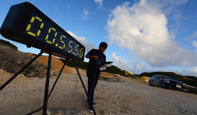 最後のプログラムでは、参加者はそれぞれ自己申告したタイムを目指してダートコースを走る