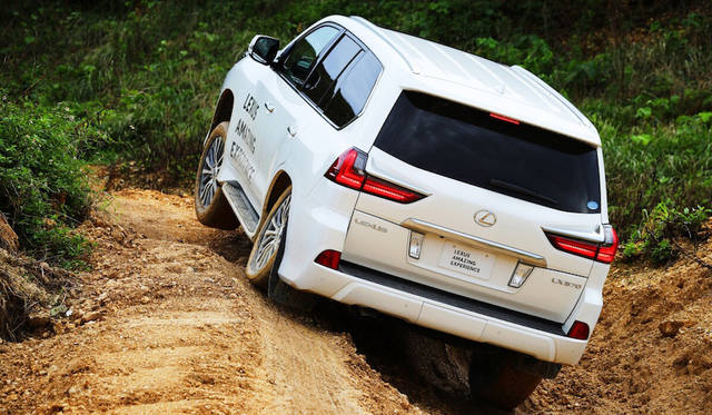 LEXUS LX570で挑むオフロードサファリ