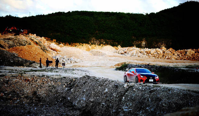 「ダートトラック」は、ミューが低く滑りやすい砂利路面のコースを、477ps/530Nmというハイパワーを誇るFRスポーツRC FおよびGS Fで走り、その優れたハンドリング特性を体感すると同時に、スムーズなドライビングを身につけるのが狙い