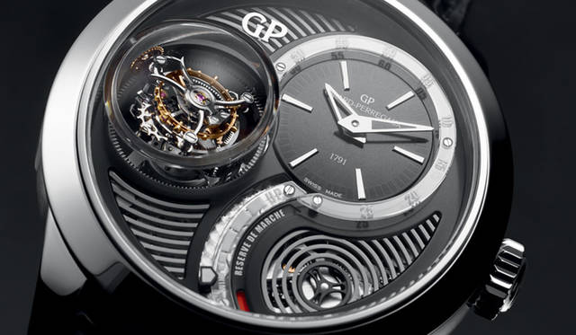 <strong>トライアクシャル トゥールビヨン</strong><br /> 3軸のトゥールビヨンの動きを9時位置のドーム型の風防や、ケースサイドの小窓から堪能できる。伝統的な複雑機構を搭載しながらも、タイムレスなデザインに仕上がっている点もポイントである。3977万円（チタン。税別）。