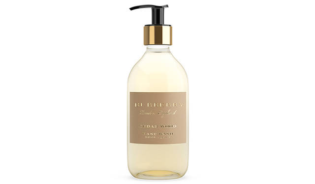 <strong>バーバリー ホーム ハンドウオッシュ</strong><br />「シダーウッド」<br />価格｜全3種 各6000円（税抜）<br />容量｜ポンプ付ガラスボトル 300mL<br />