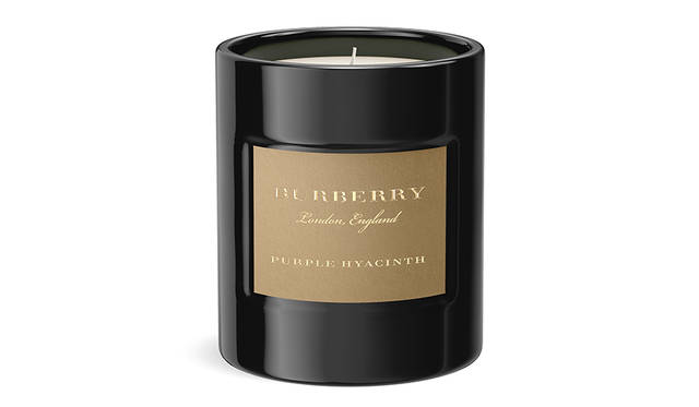 <strong>バーバリー ホーム キャンドル</strong><br /> 「パープルヒヤシンス」<br /> 価格｜全６種 各1万2500円（税抜）<br /> 容量｜240g / 燃焼時間 約４０時間<br />