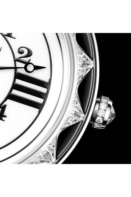 ローマ数字とアラビア数字を併記するのは、アールデコ様式が時代を席巻した1920年代の流行ディテール。