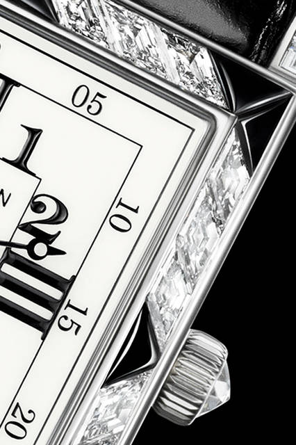 ローマ数字とアラビア数字を併記するのは、アールデコ様式が時代を席巻した1920年代の流行ディテール。