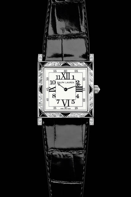 <strong>867 DECO DIAMOND デコダイヤモンド　27.5MM モデル</strong><br /> ムーブメント｜手巻き（ピアジェ製）<br /> パワーリザーブ｜40時間<br /> ケース素材｜18K ホワイトゴールド<br /> ケースサイズ｜W27.5☓H27.5mm、厚さ6.75 mm<br /> 防水｜3 気圧<br /> リューズ：18Kホワイトゴールド、ダイヤモンド付き（約0.2カラット）<br /> 宝石｜推定4.6カラット。バゲットカット ダイヤモンド44個、バゲットカットブラックスピネル 18個、ローズカットダイヤモンド1個<br /> ストラップ｜ブラックアリゲーター<br /> クラスプ｜ダイヤモンドとブラックスピネルをセットした18Kホワイトゴールド製折りたたみ式クラスプ<br /> 限定数｜8本<br /> 価格｜USD230,000<br />