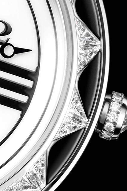 ローマ数字とアラビア数字を併記するのは、アールデコ様式が時代を席巻した1920年代の流行ディテール。