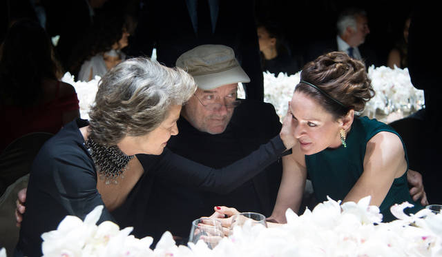 ガラパーティの席上にて、リンドバーグをはさんでランプリング（左）とサーマン