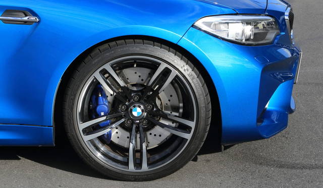 タイヤサイズは前が245/35R19、後ろが265/35R19