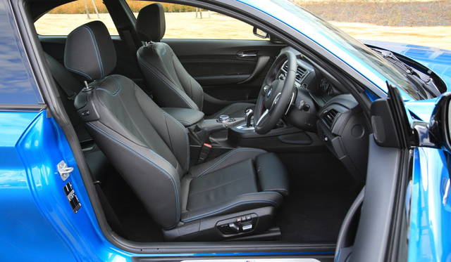 シートはブラックのダコタレザー