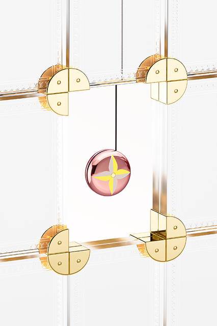 カードゥル・フォトスコット 6万6000円、ヨヨ・ロイ 3万6000円（中央）（すべて税別）