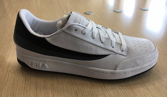 <strong>FILA×BARNEYS NEWYORK</strong><br>カラー｜ホワイト、価格｜1万8000円（税別）