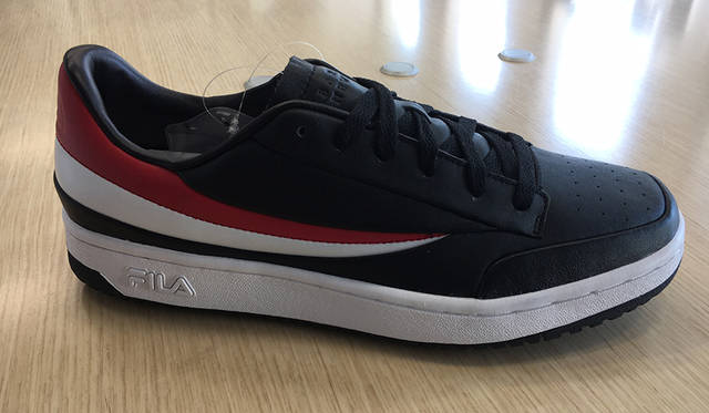 <strong>FILA×BARNEYS NEWYORK</strong><br>カラー｜ブラック、価格｜1万8000円（税別）、