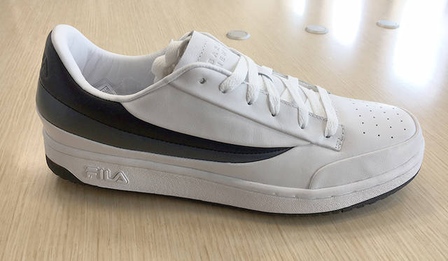 <strong>FILA×BARNEYS NEWYORK</strong><br>カラー｜ホワイト、価格｜1万8000円（税別）