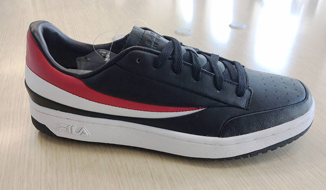 <strong>FILA×BARNEYS NEWYORK</strong><br>カラー｜ブラック、価格｜1万8000円（税別）、