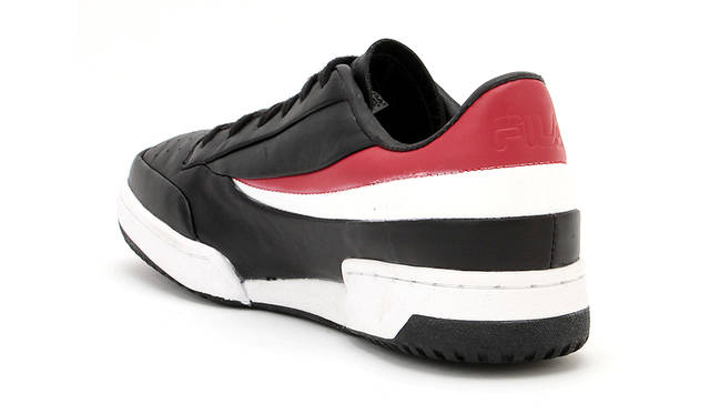 <strong>FILA×BARNEYS NEWYORK</strong><br> カラー｜ブラック、 価格｜1万8000円（税別）