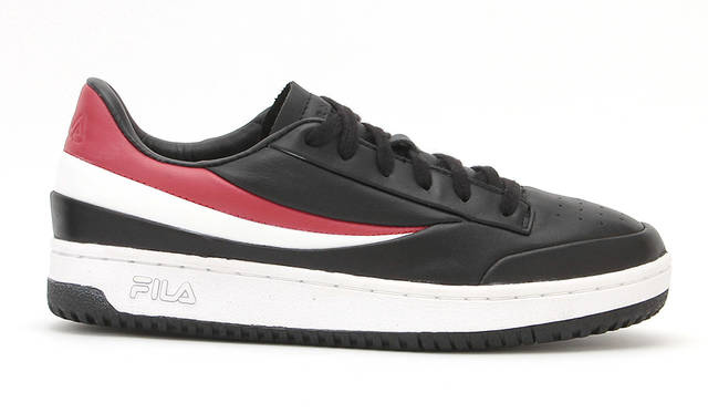 <strong>FILA×BARNEYS NEWYORK</strong><br> カラー｜ブラック、 価格｜1万8000円（税別）