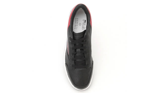 <strong>FILA×BARNEYS NEWYORK</strong><br> カラー｜ブラック、 価格｜1万8000円（税別）
