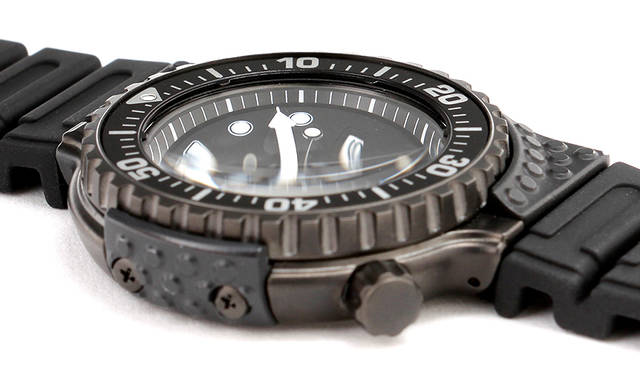 <strong>SEIKO×GIUGIARO DESIGN</strong><br> ムーブメント｜クオーツ、 ケース素材｜SS、プラスチック、 ストラップ素材｜シリコン、 防水｜200m、 重さ｜88g、 価格｜4万5000円（税別）