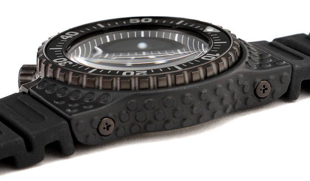 <strong>SEIKO×GIUGIARO DESIGN</strong><br> ムーブメント｜クオーツ、 ケース素材｜SS、プラスチック、 ストラップ素材｜シリコン、 防水｜200m、 重さ｜88g、 価格｜4万5000円（税別）