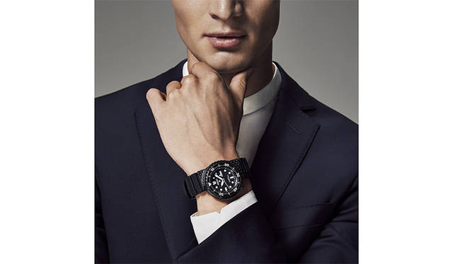 <strong>SEIKO×GIUGIARO DESIGN</strong><br> ムーブメント｜クオーツ、 ケース素材｜SS、プラスチック、 ストラップ素材｜シリコン、 防水｜200m、 重さ｜88g、 価格｜4万5000円（税別）